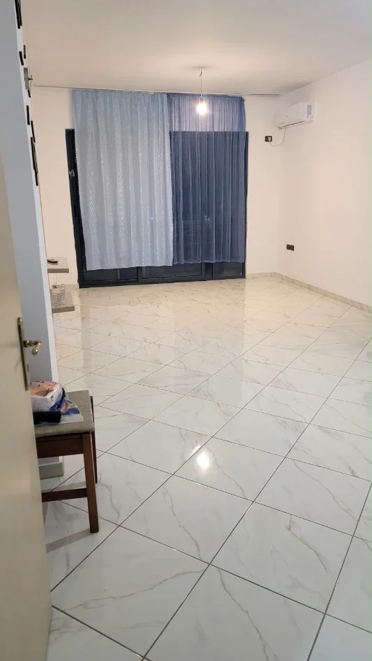 Tirane, jepet me qera 2+1 Kati 1, 75 m² 350 € 