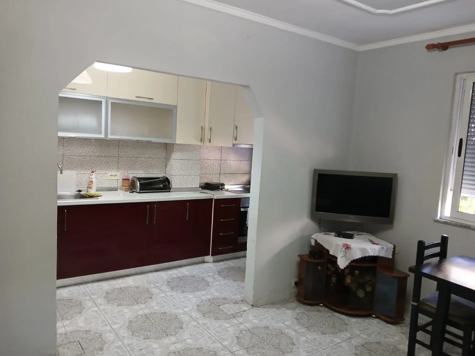 Tirane, jepet me qera apartament 1+1 Kati 2, 70 m² 400 € (Tek Xhamia Xhura)