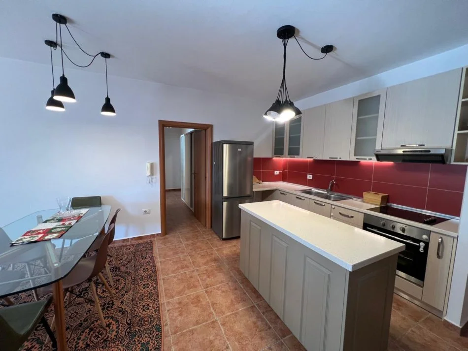 Tirane, jepet me qera apartament 2+1+Ballkon Kati 5, 106 m² 1000 € (Rruga e Kavajes)