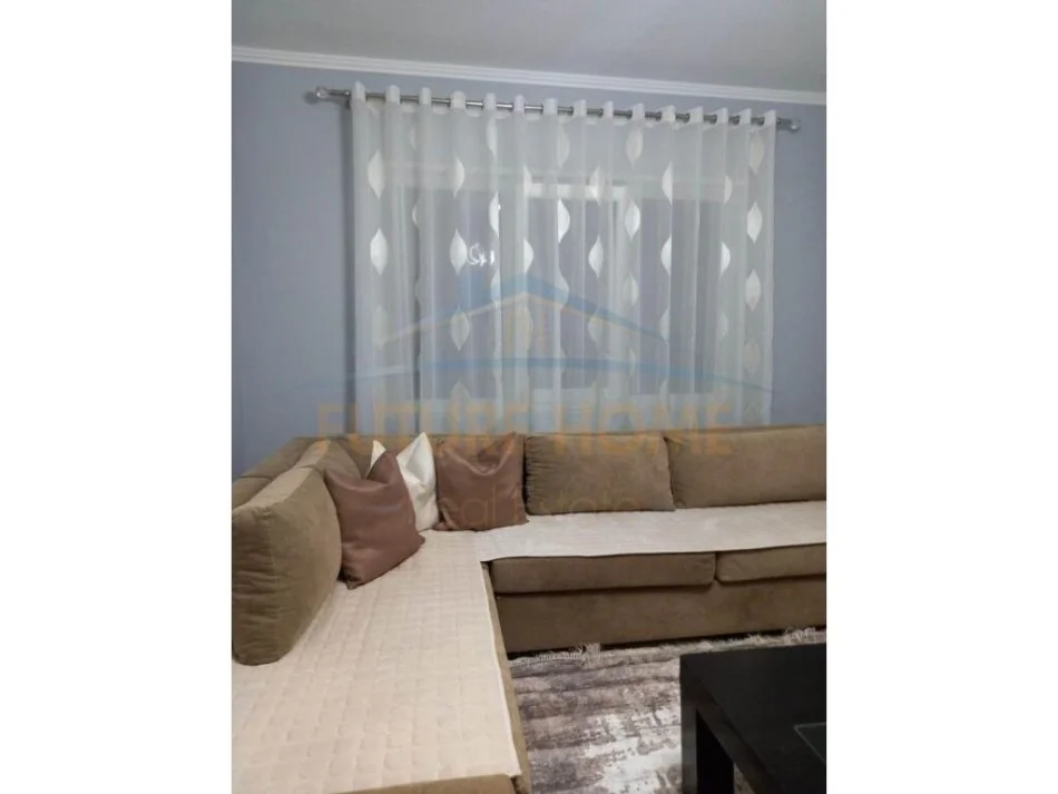 Tirane, jepet me qera apartament 1+1+Ballkon Kati 4, 80 m² 500 € (kodra diellit)