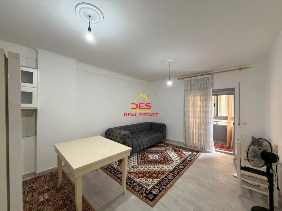 Vlore, jepet me qera apartament 2+1+Ballkon Kati 2, 110 m² 350 € (Rruga Çajupi)