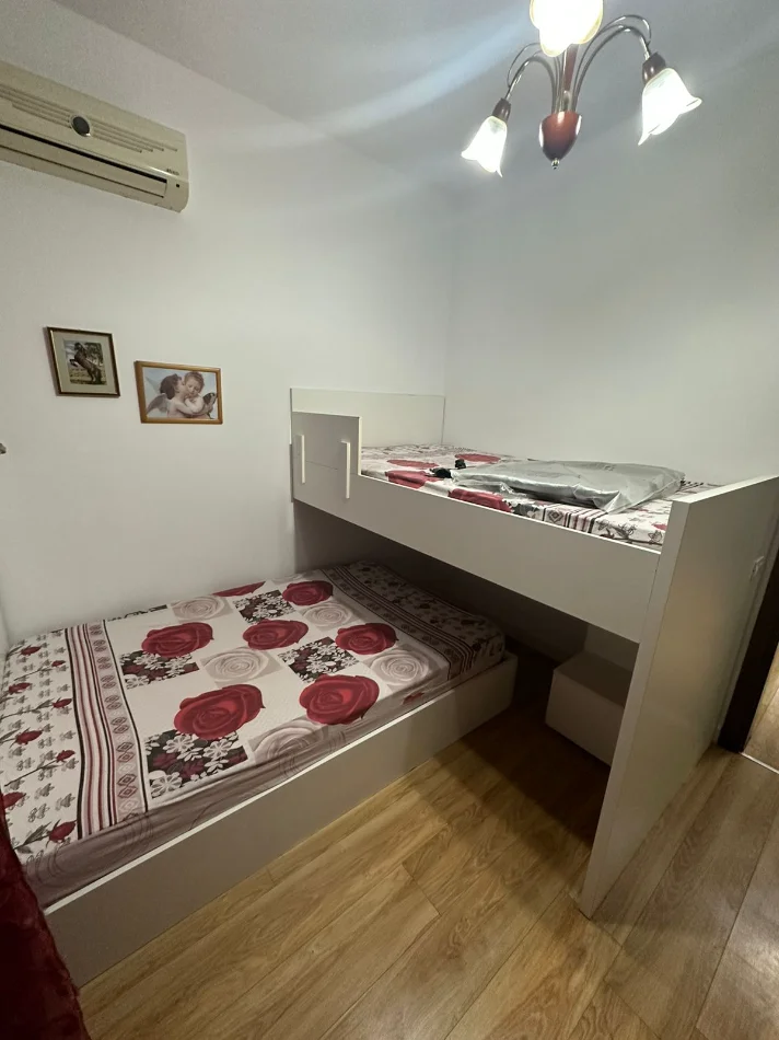 Tirane, jepet me qera apartament 2+1+Ballkon Kati 2, 74 m² 700 € (Shallvaret)