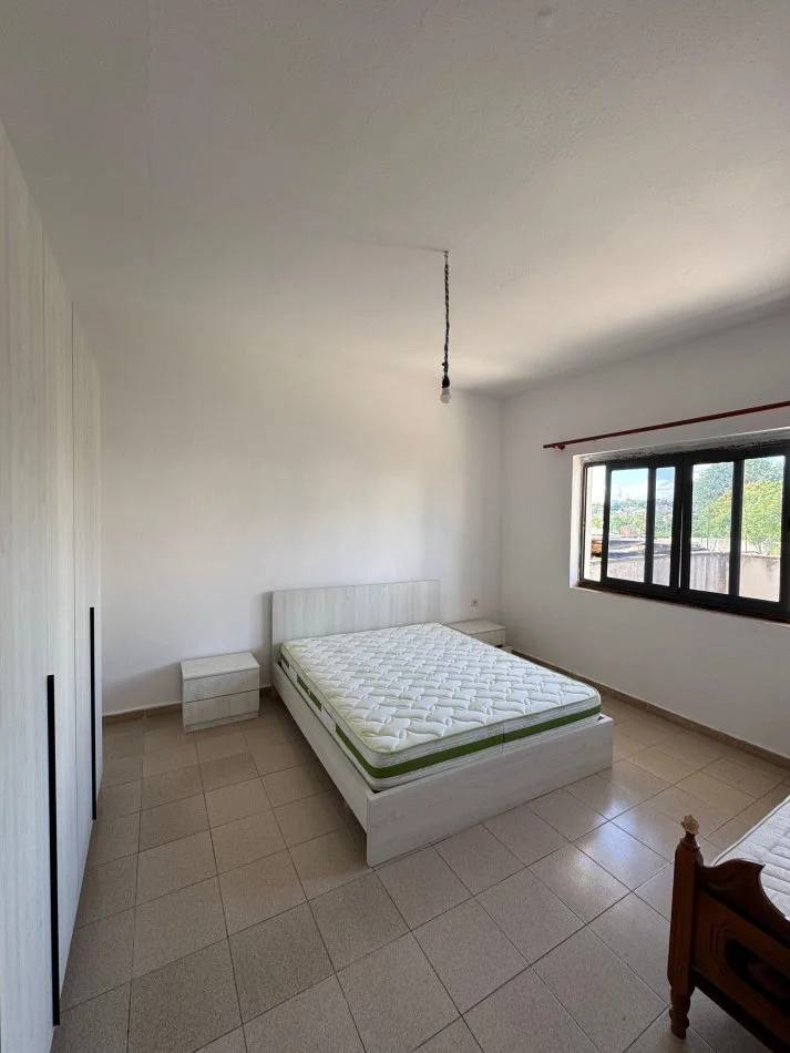 Tirane, jepet me qera apartament 2+1+Parkim, Kati 1, 100 m² 250 €