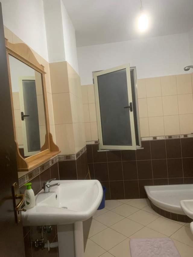 Tirane, jepet me qera apartament 1+1+A+BLK Kati 5, 56 m² 200 Euro (fresk)