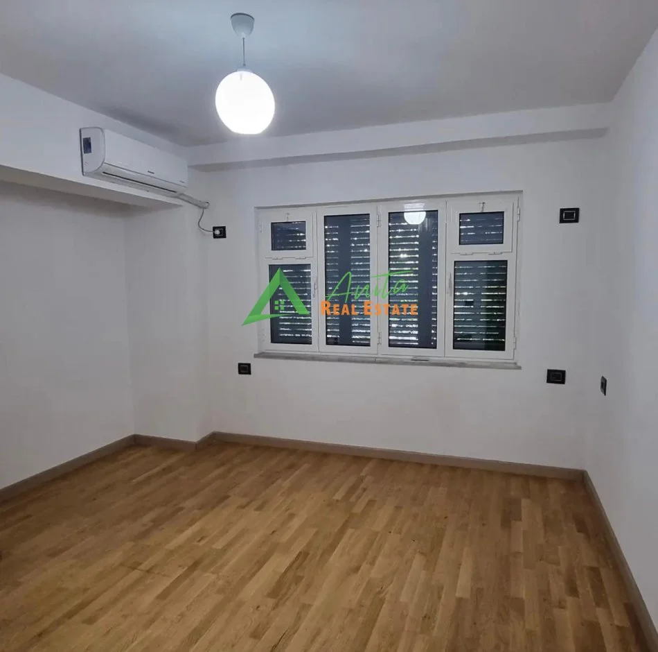 Tirane, jepet me qera zyre Kati 2, 70 m² 600 € (Qender)