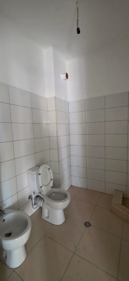 Tirane, jepet me qera apartament 2+1 Kati 5, 120 m² 500 € (Pranë Hotel Marinaj)