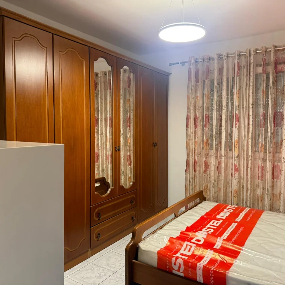 Tirane, jepet me qera apartament 1+1 Kati 2, 70 m² 550 € (21 Dhjetori prane Komisariatit te Policise)