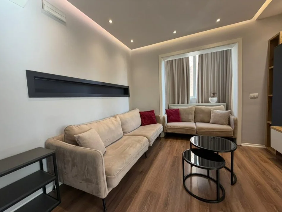 Tirane, jap me qera apartament 2+1+2 Kati 5, 75 m² 1.000 € (Sheshi Willson)