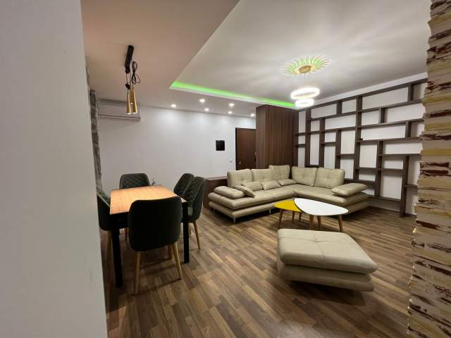 Tirane, jepet me qera apartament 2+1 Kati 4, 95 m² 600 Euro (Kopshti Botanik)