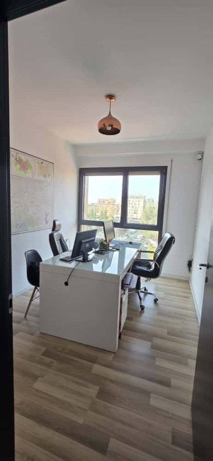 Tirane, jepet me qera zyre Kati 4, 102 m² 1.000 € (Stadiumi Dinamo)