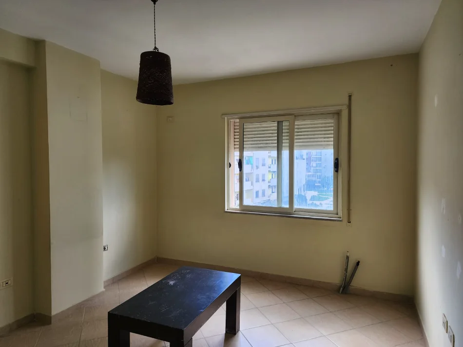 Tirane, jepet me qera apartament 2+1+Aneks+Ballkon Kati 3, 100 m² 550 € (ish stacioni i trenit)