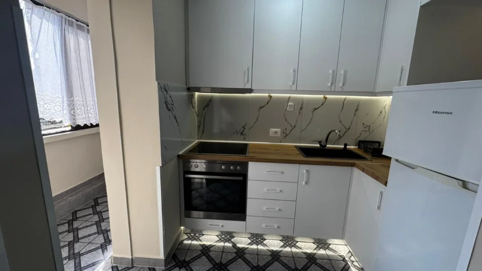 Tirane, jepet me qera apartament 1+1 Kati 3, 70 m² 450 € (Rruga Irfan Tomini)