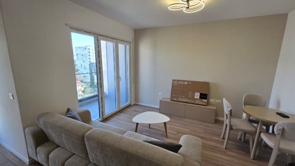 Tirane, jepet me qera apartament 1+1+Ballkon Kati 4, 60 m² 600 € (Rruga Jordan Misja)