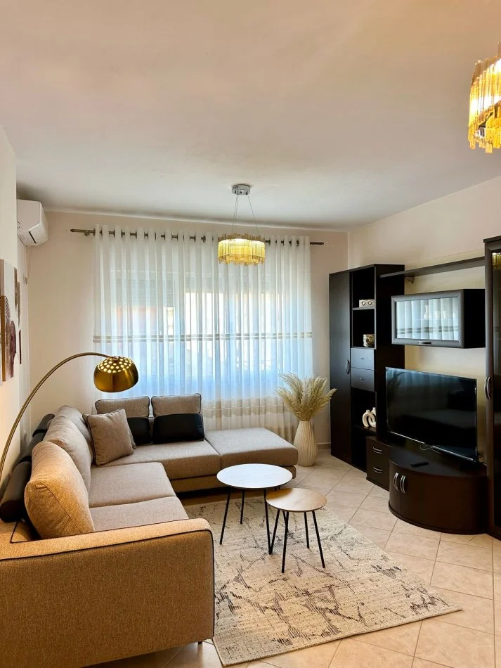 Tirane, jepet me qera apartament 2+1+Ballkon Kati 4, 100 m² 750 € (Komuna e Parisit)