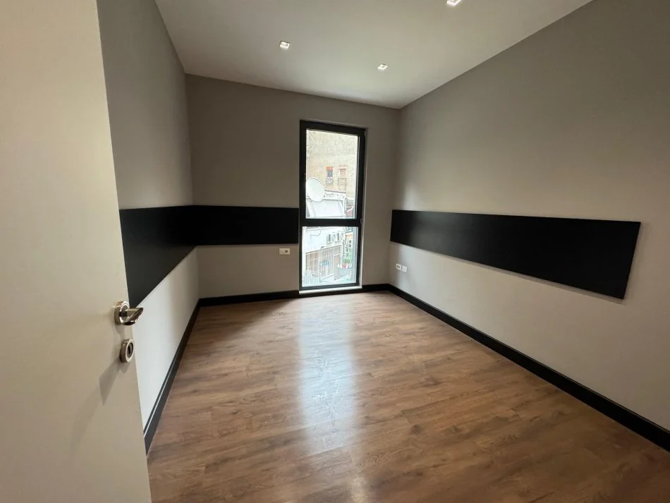 Tirane, jepet me qera apartament 3+1 Kati 1, 115 m² 1.400 € (Rruga e Kosovareve)