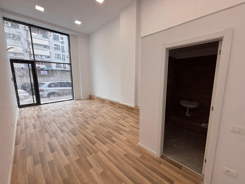Tirane, jepet me qera dyqan Kati 0, 36 m² 640 € (Rruga e kosovareve)