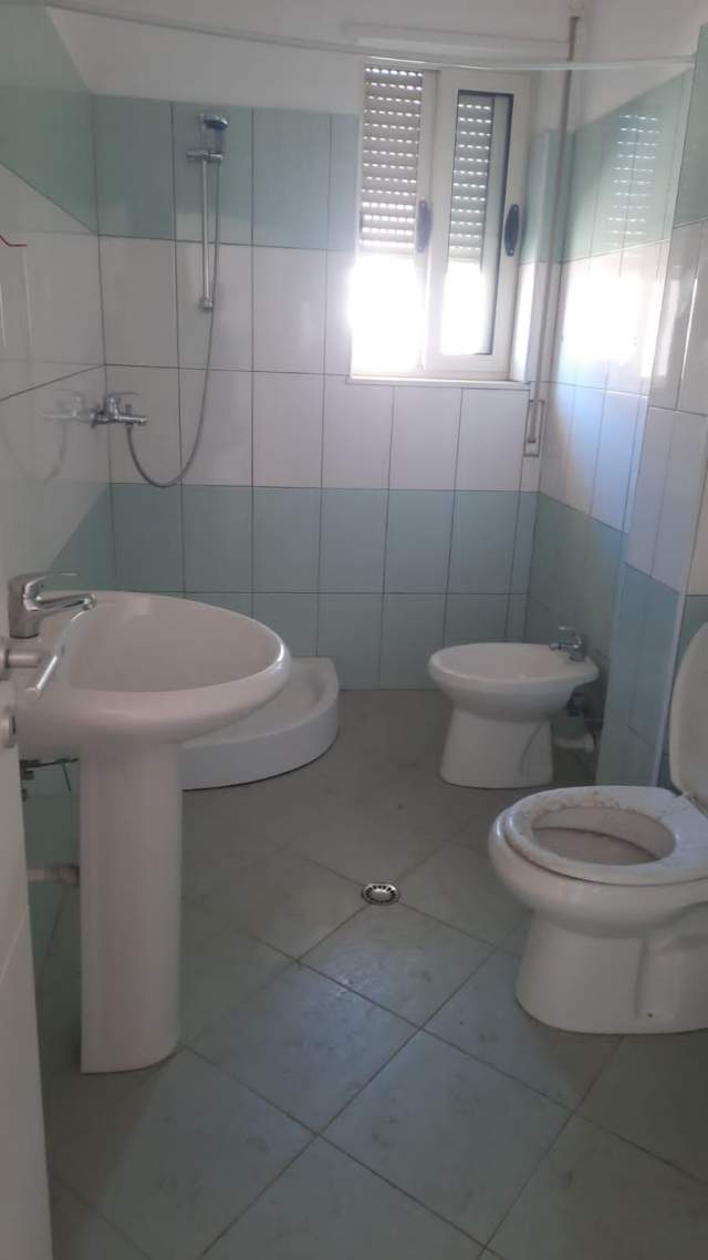 Tirane, jepet me qera apartament 2+1+BLK Kati 3, 100 m² 300 Euro (Fresk)