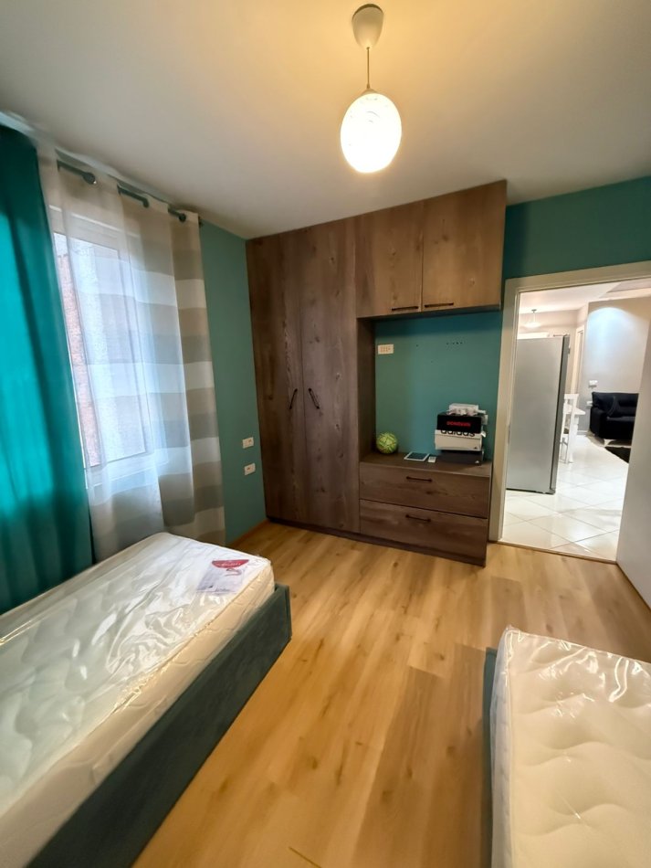 Tirane, jepet me qera apartament 3+1+Ballkon Kati 3, 95 m² 500 € (Kopshti Botanik)