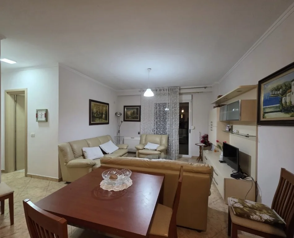 Tirane, jepet me qera apartament 1+1+Ballkon Kati 4, 67 m² 500 € (Kodra e Diellit Rruga Shkelqim Fusha)