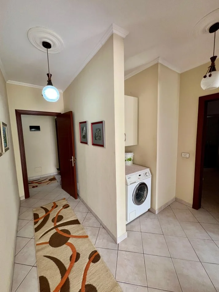 Tirane, jepet me qera apartament 2+1 , 110 m² 600 € 