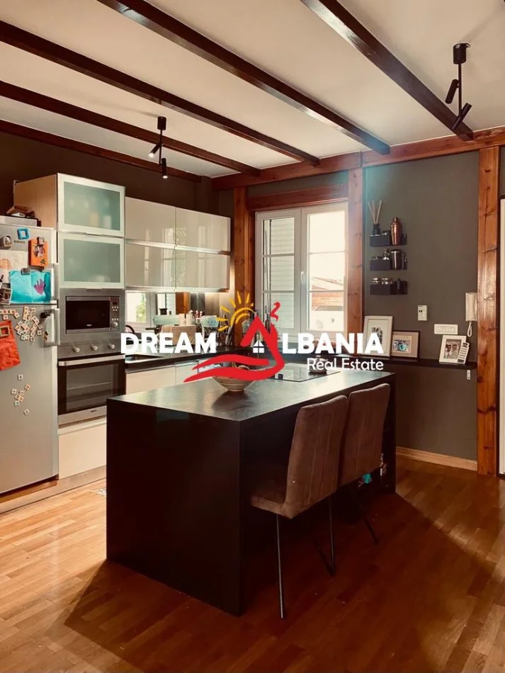 Tirane, jepet me qera Vile 4+1+Ballkon Kati 1, 180 m² 1.000 € (Prane Pallatit te Brigadave)