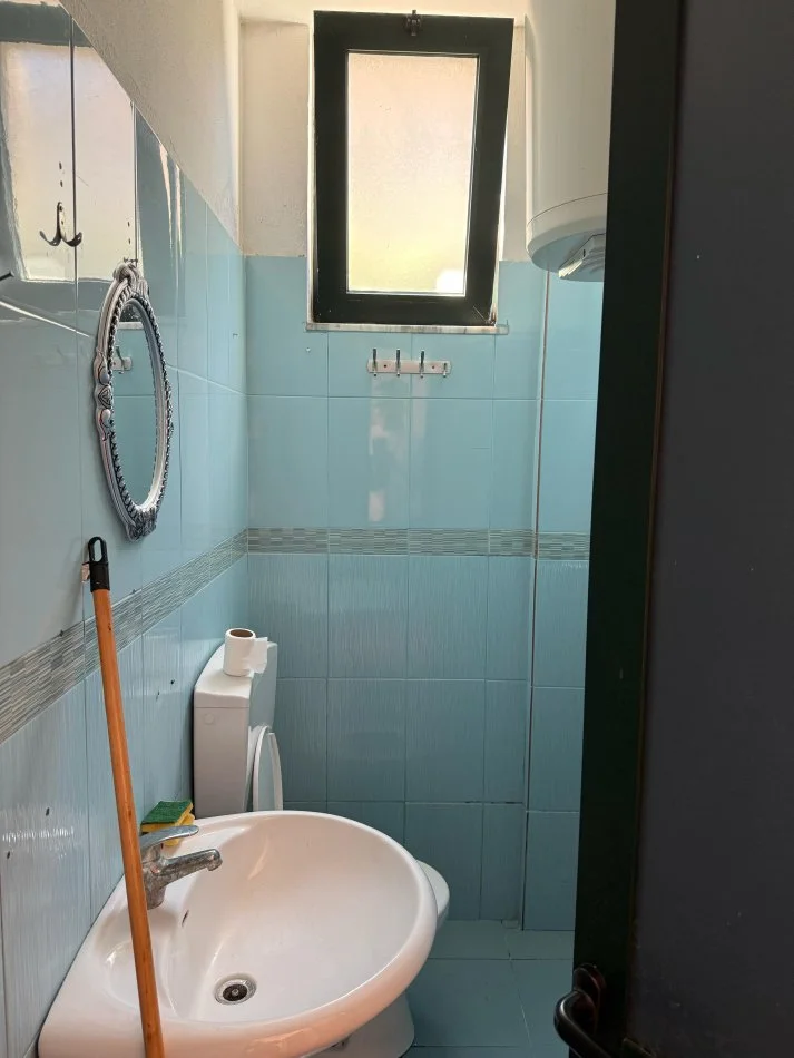 Tirane, jepet me qera 1+1 Kati 0, 301 € (5 Maji)