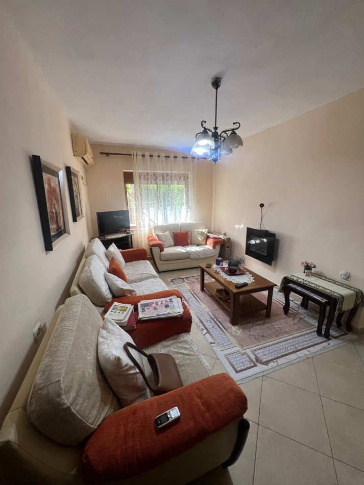 Tirane, jepet me qera apartament 2+1 Kati 1, 85 m² 750 € (Oxhaku)