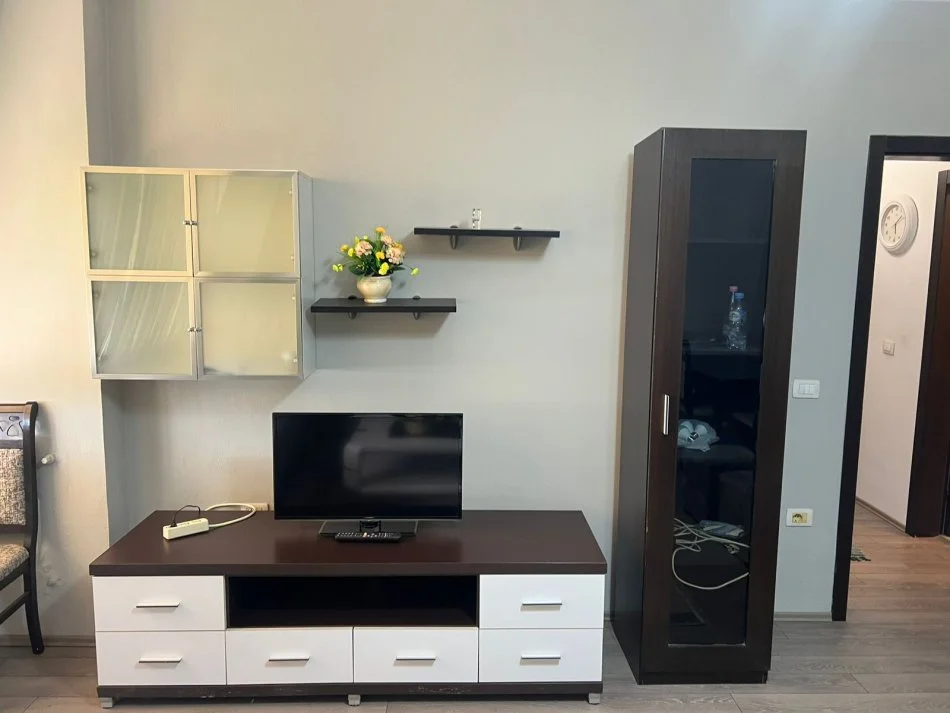 Tirane, jepet me qera apartament 1+1+Ballkon Kati 5, 67 m² 500 € (Blloku i Ambasadave)