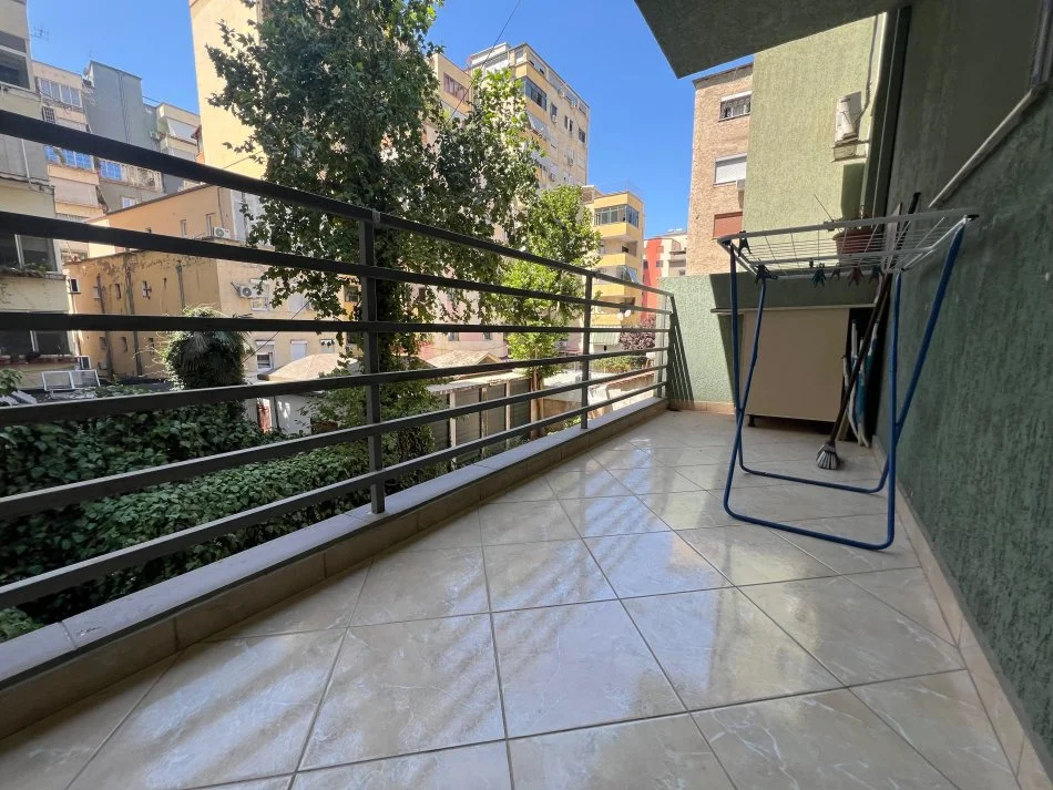 Tirane, jepet me qera apartament 2+1+Ballkon Kati 2, 850 € (Myslym Shyri)