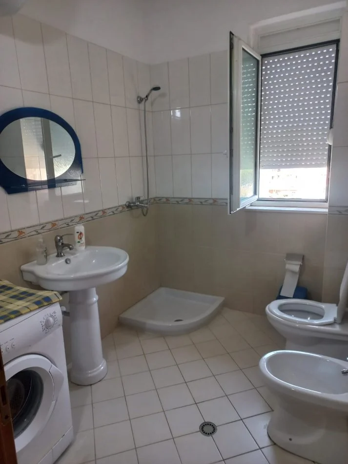 Vlore, jepet me qera apartament 1+1 Kati 6, 70 m² 200 € (Lungomare)