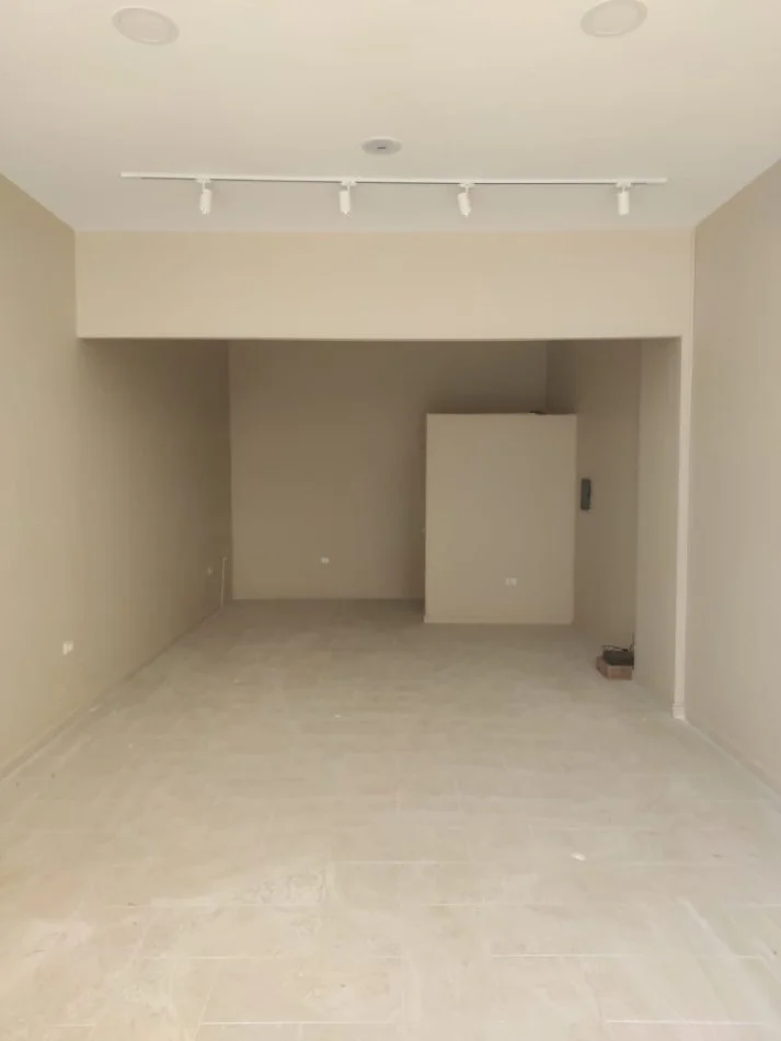 Durres, jepet me qera dyqan Kati 0, 55 m² 300 € (Rr. Sefer Efendiu)