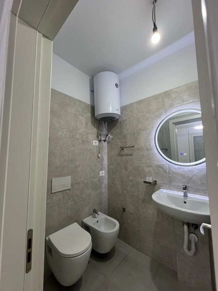 Tirane, jepet me qera apartament 2+1+Ballkon Kati 3, 94 m² 450 € (Univers City I sapomobiluar)