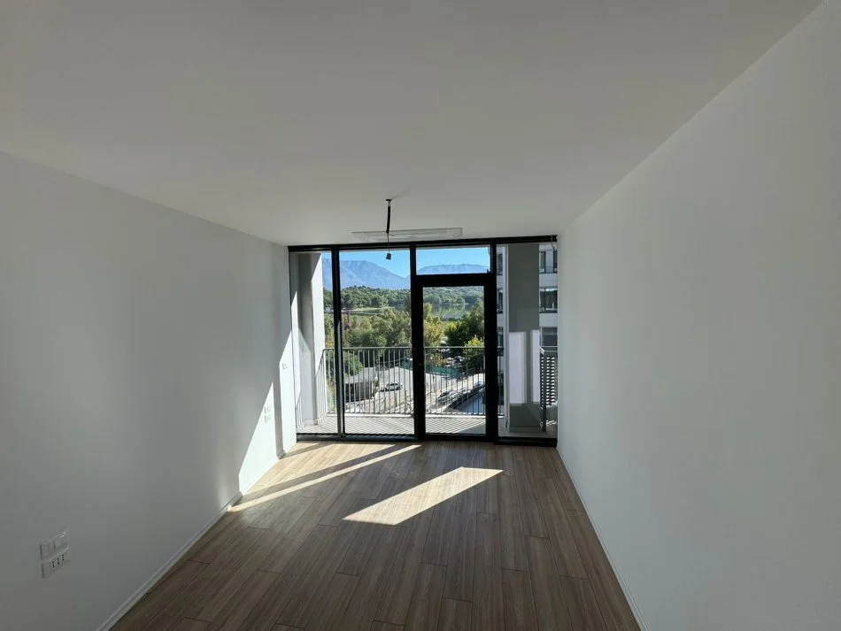 Tirane, jepet me qera apartament 3+1 Kati 3, 123 m² 1.400 € (liqeni i tiranes)