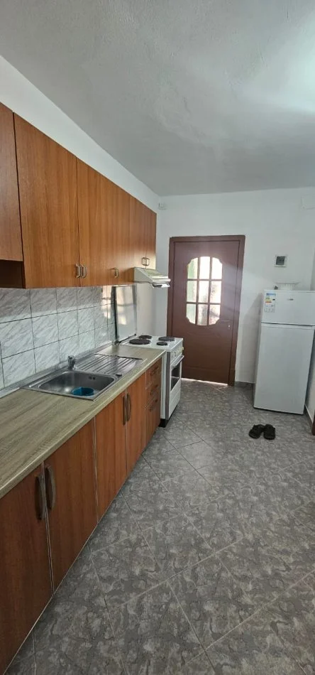 Tirane, jepet me qera Vile 1+1 Kati 1, 60 m² 401 € (Parku)