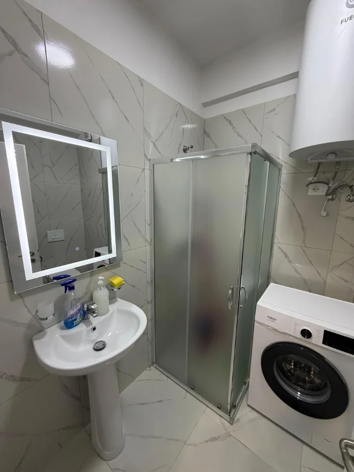 Tirane, jepet me qera 1+1 Kati 5, 75 m² 490 € 