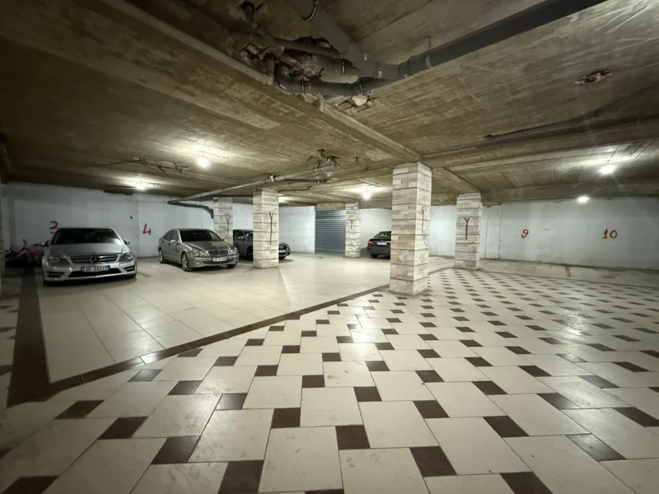 Tirane, jepet me qera garazh | post parkimi Kati -1, 15.000 m² 4.000 € (Pallatet e Verdha)