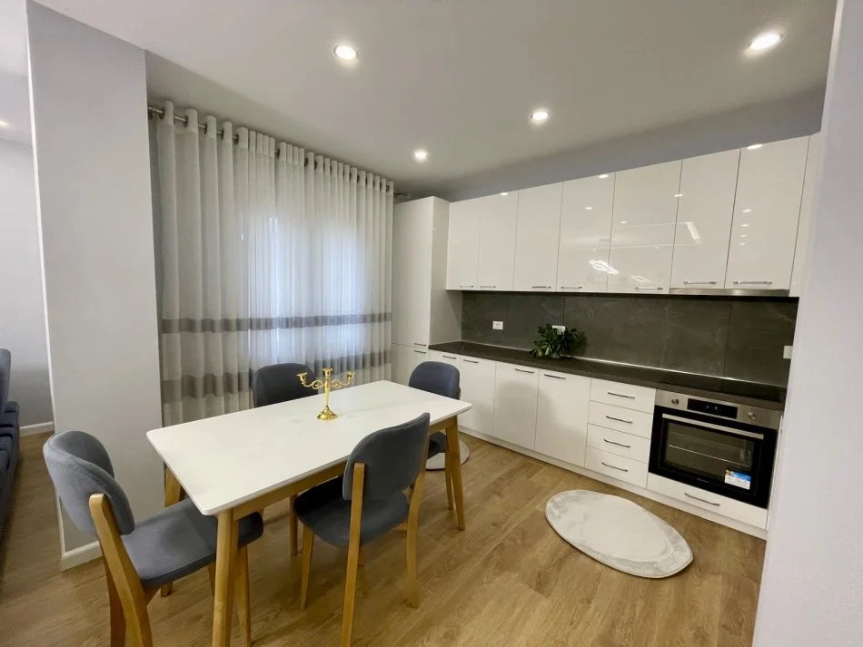 Tirane, jepet me qera apartament 2+1+Aneks+Ballkon, Kati 4, 120 m2 800 € (Zogu i Zi)