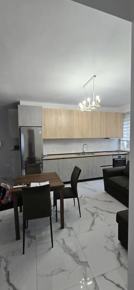 Tirane, jepet me qera apartament 2+1+Ballkon Kati 3, 82 m² 650 € (Liqeni i Thate)