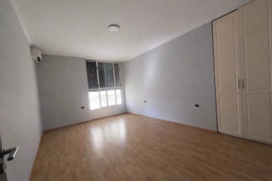 Tirane, shitet apartament 3+1+Ballkon Kati 4, 140 m² 355.000 € (Komuna e Parisit)