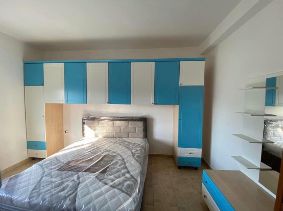 Tirane, jepet me qera apartament 1+1 Kati 2, 300 € (prane Birra Tirana)