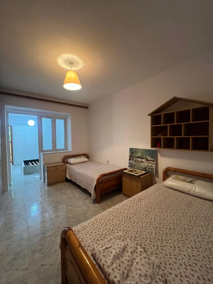 Tirane, jepet me qera apartament 2+1 Kati 0, 100 m² 400 € (Kinostudio)