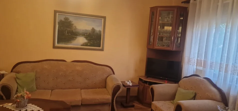 Tirane, shitet apartament 1+1 Kati 3, 54 m² 90.000 € (kinostudio , porcelan , varri i bamit)