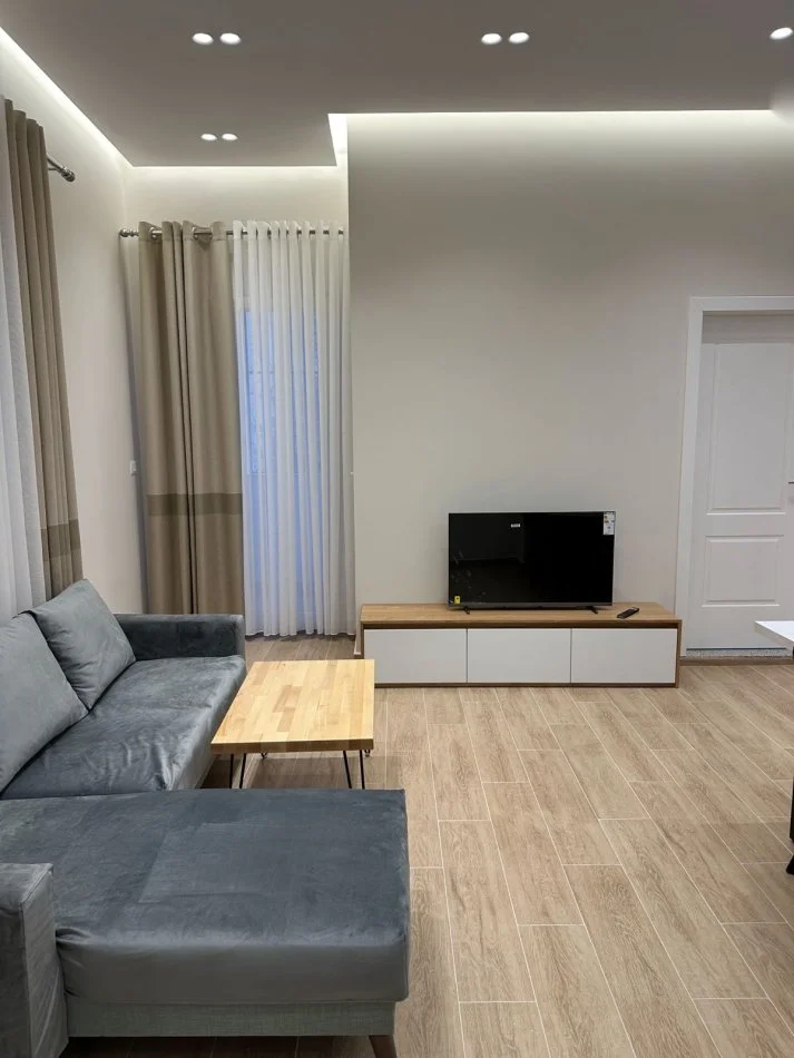 Tirane, jepet me qera apartament 2+1+Ballkon Kati 5, 80 m² 600 € (Don Bosko)