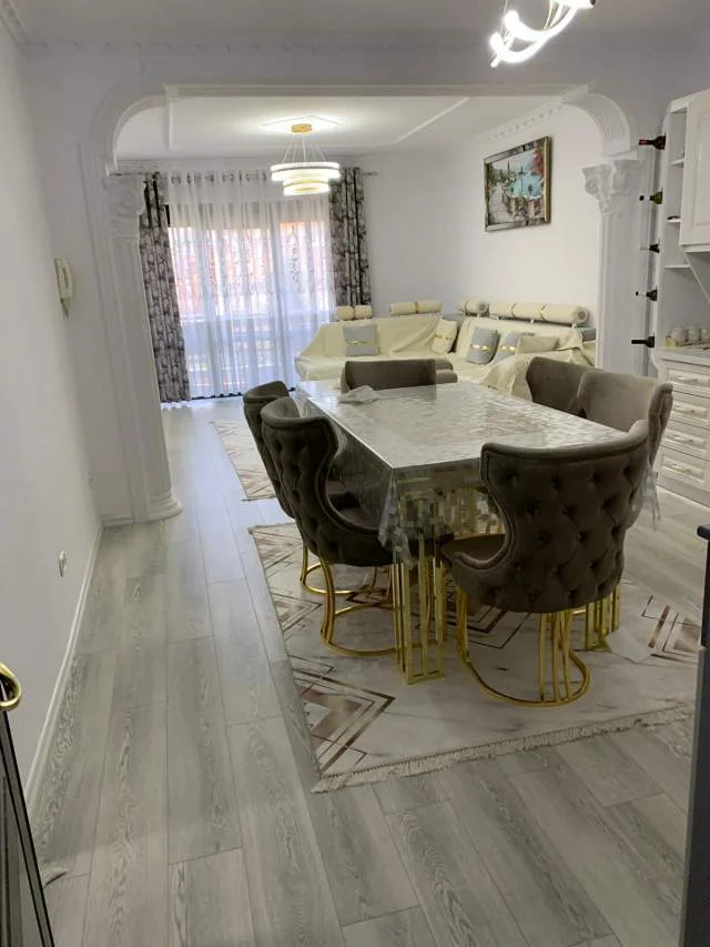 Korce, jepet me qera apartament 1+1+BLK Kati 2, 70 m² 60 Euro (Pazar i vjeter)