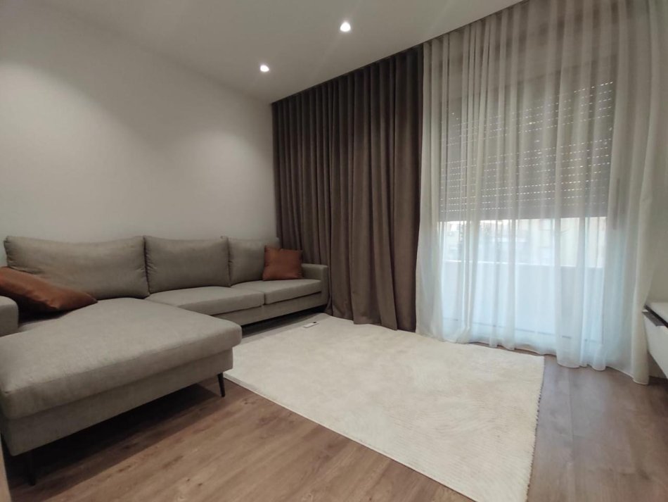 Tirane, jepet me qera apartament 2+1+Aneks+Ballkon Kati 1, 80 m² 750 € (Rruga Peti)
