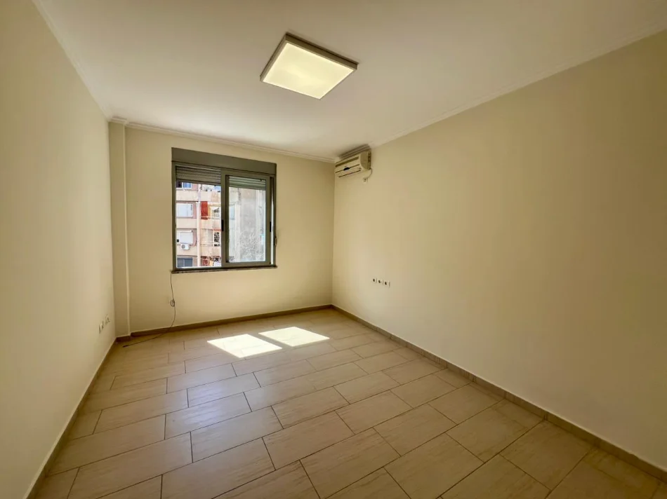 Tirane, jepet me qera apartament 2+1+Ballkon Kati 3, 125 m² 900 € (9-Katshet)