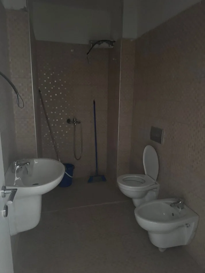 Tirane, jepet me qera apartament 1+1+Ballkon Kati 11, 70 m² 350 € (rruga Bedri Karapici)