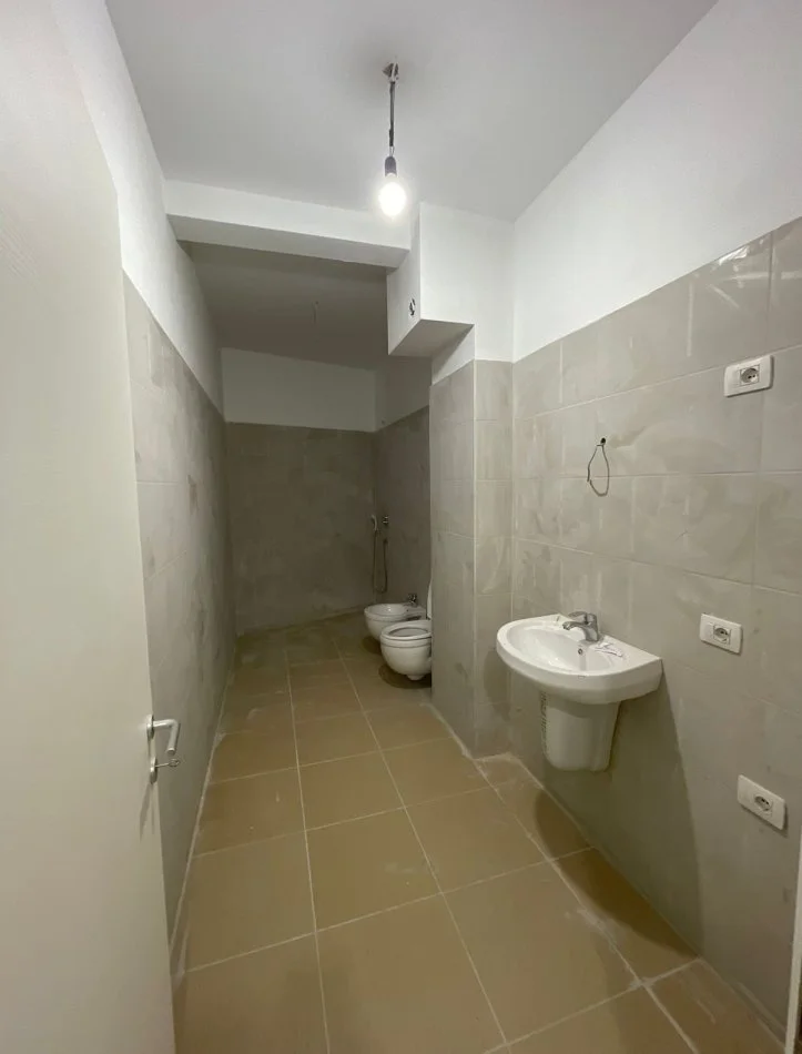 Shqiperi, shitet apartament 2+1 Kati 1, 94 m² 222.075 € (Rruga e Barrikadave)