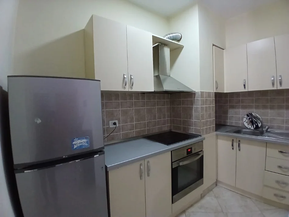 Tirane, jepet me qera garsonier Kati 3, 40 m² 500 € (Rruga e Barrikadave)