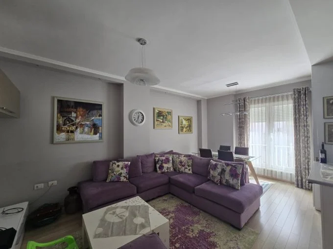 Tirane, jepet me qera apartament 2+1+Aneks+Ballkon Kati 4, 85 m² 600 € (ish parku i autobusave)